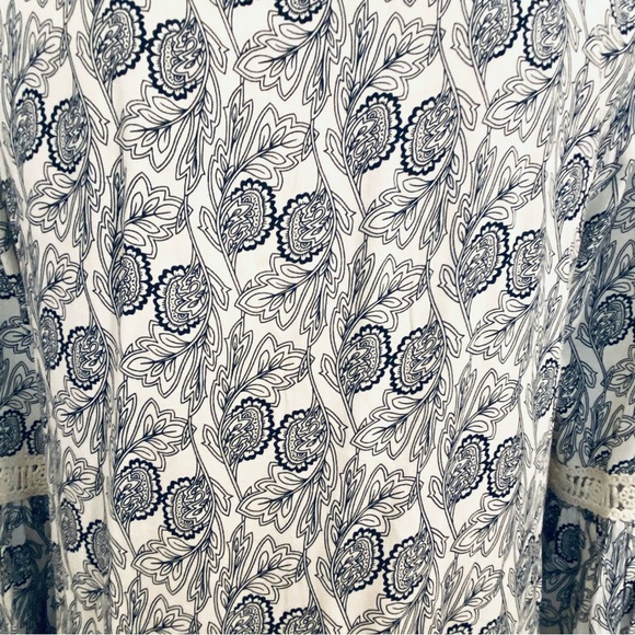 Umgee Navy Floral Boho Blouse Top Sharkbite Hem Bell Sleeve Crochet Womens Sz M - Picture 7 of 9